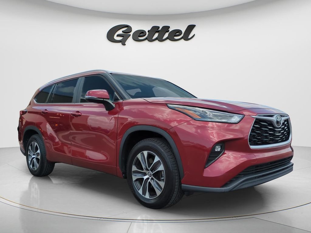 Used 2023 Toyota Highlander XLE FWD image 3