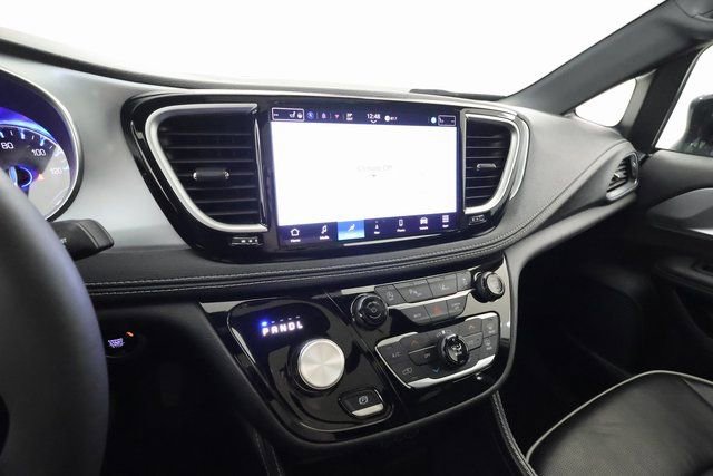 Used 2025 Chrysler Pacifica Limited image 14