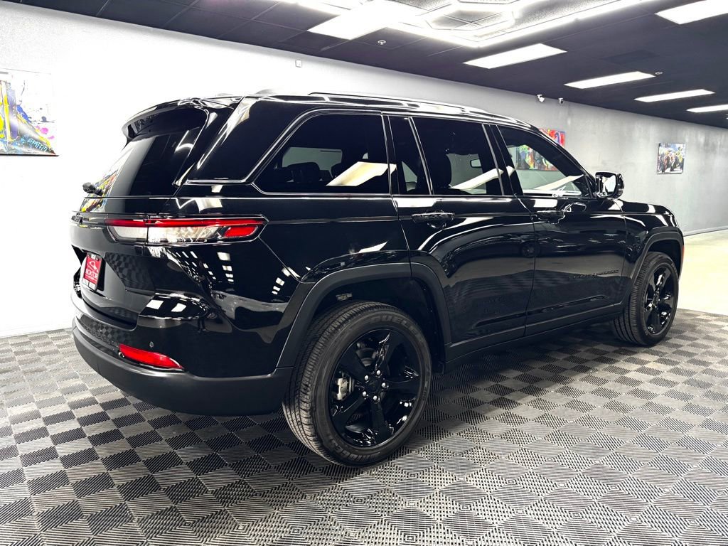 Used 2024 Jeep Grand Cherokee Altitude RWD image 15