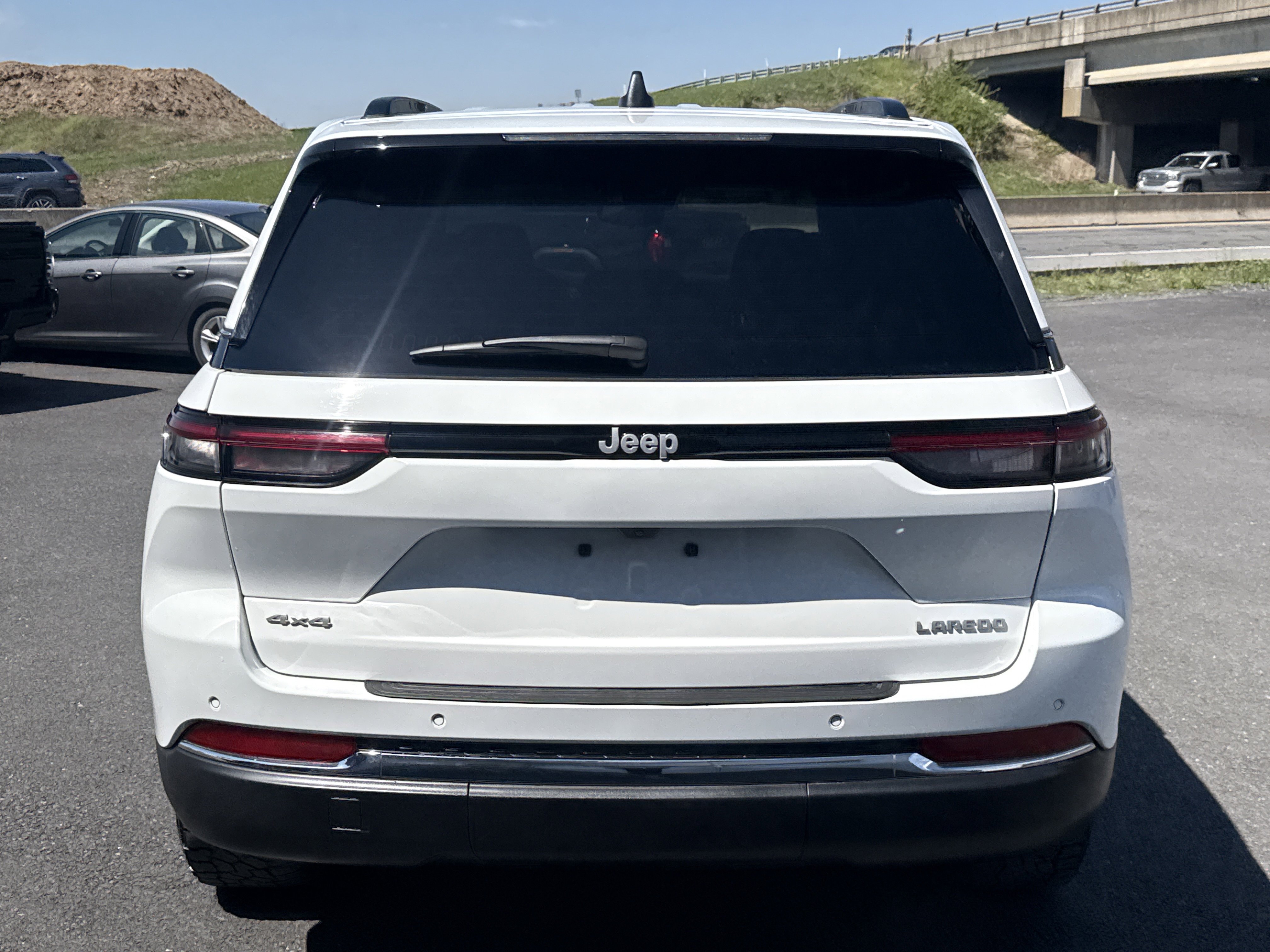 Used 2024 Jeep Grand Cherokee Laredo X w/ Trailer Tow Package AWD/4WD image 4