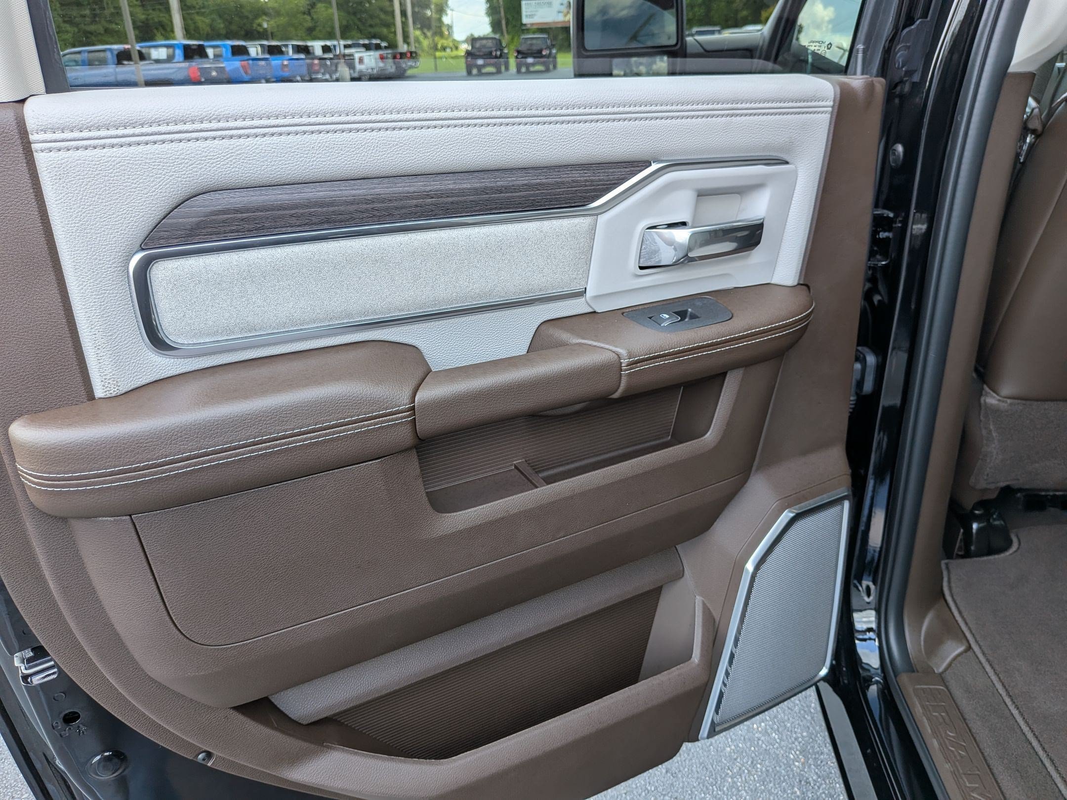 New 2026 RAM 2500 Laramie AWD/4WD image 16
