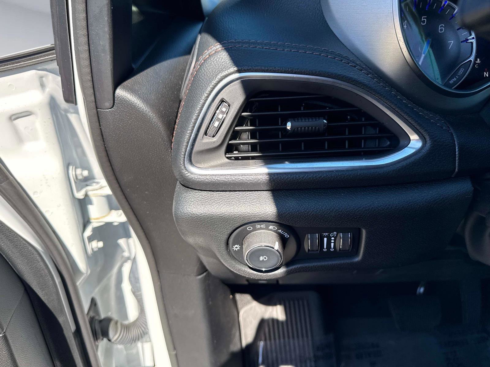 Used 2024 Chrysler Pacifica Pinnacle image 36