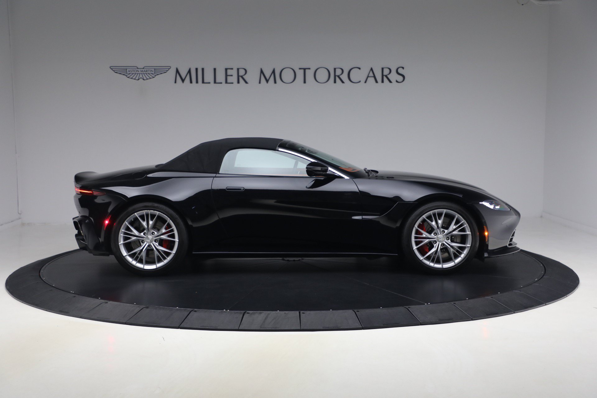Used 2021 Aston Martin V8 Vantage Roadster RWD image 21