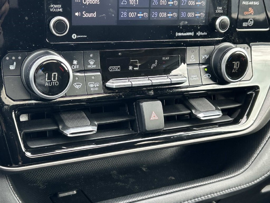 Used 2020 Toyota Highlander XLE AWD/4WD image 41