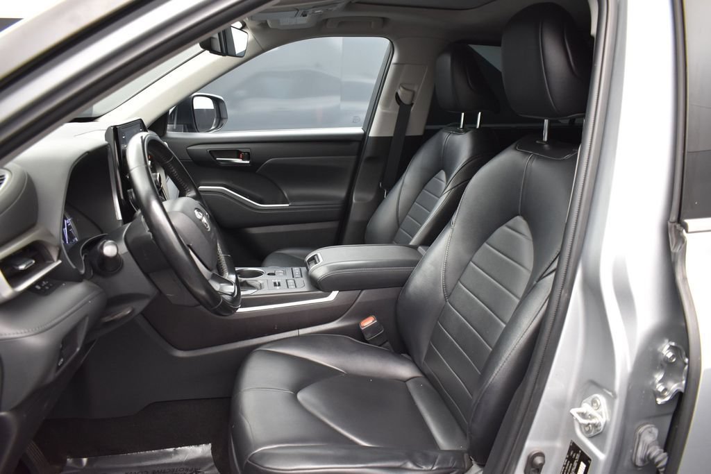 Used 2022 Toyota Highlander XLE AWD/4WD image 12
