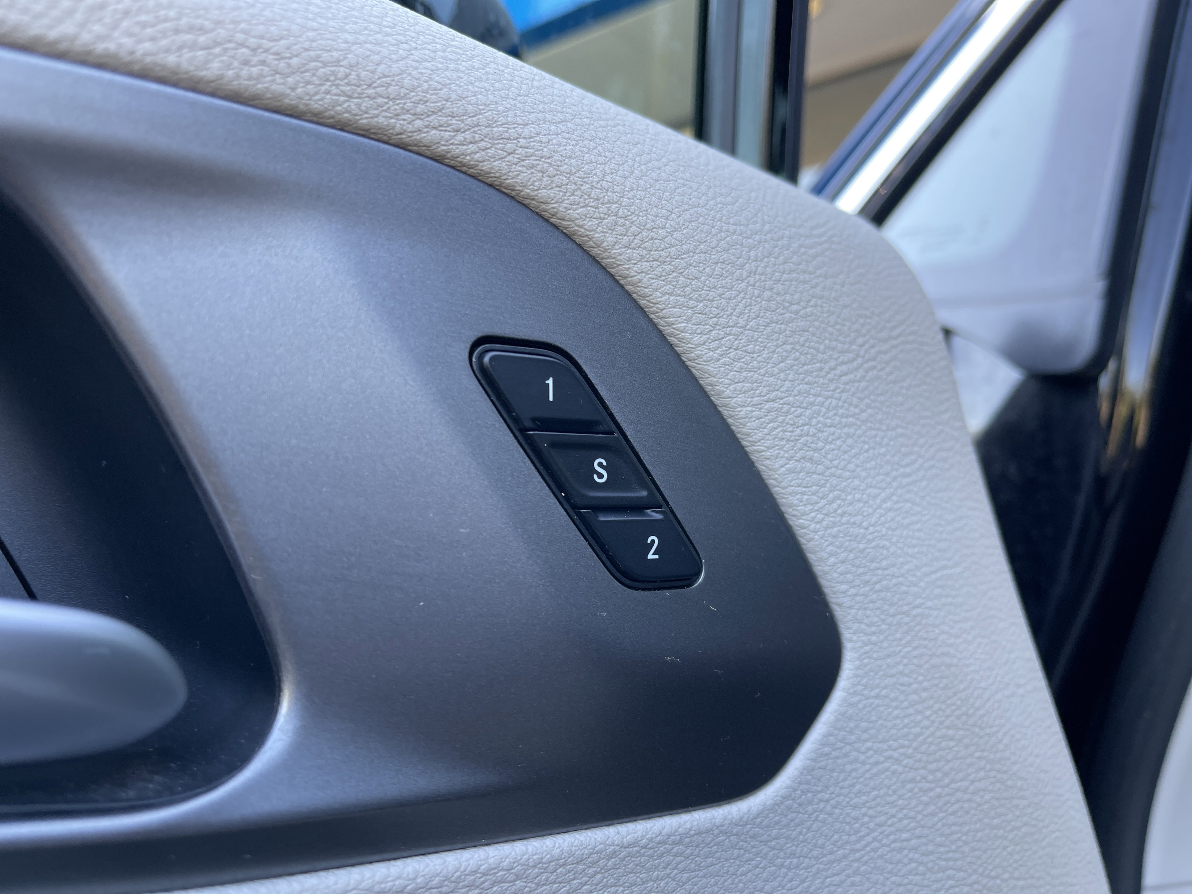 Used 2024 Chrysler Pacifica Touring-L image 16