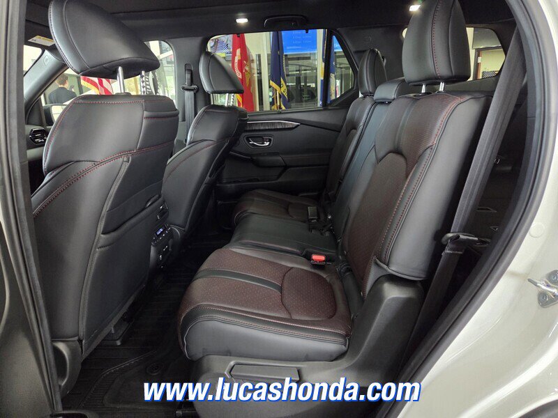 Used 2025 Honda Pilot Black Edition image 8