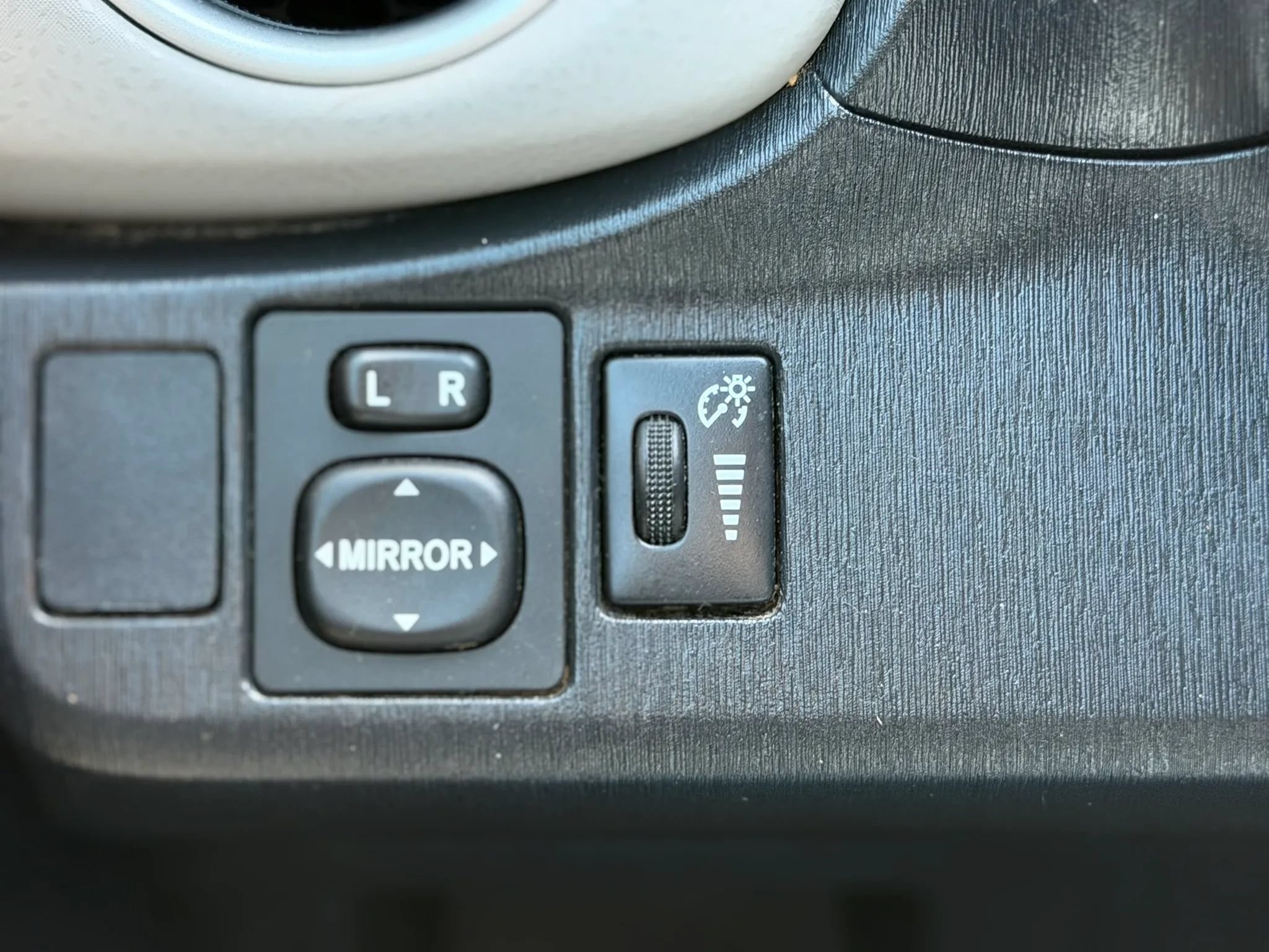 Used 2012 Toyota Yaris LE FWD image 11
