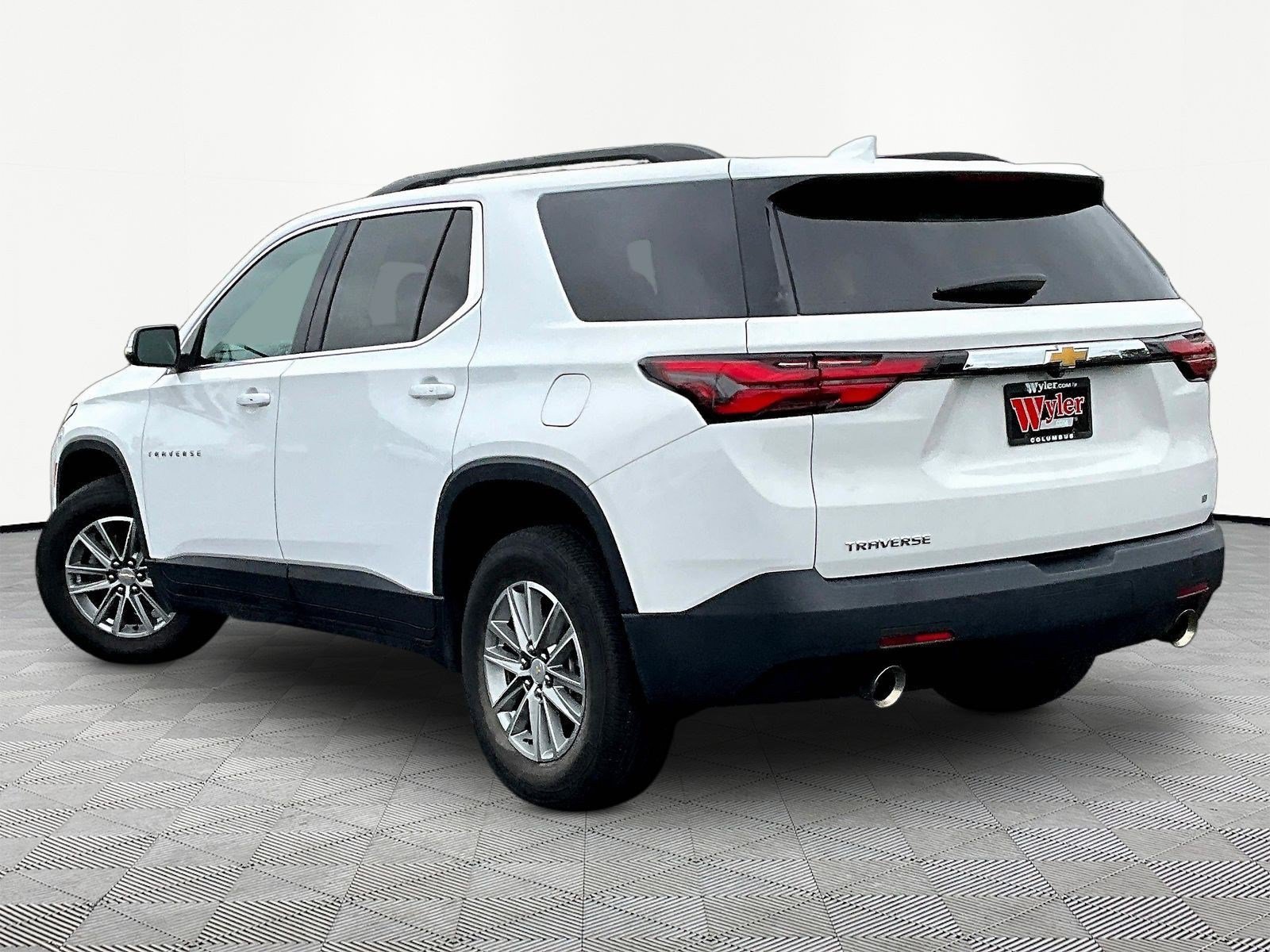 Used 2023 Chevrolet Traverse LT FWD image 4