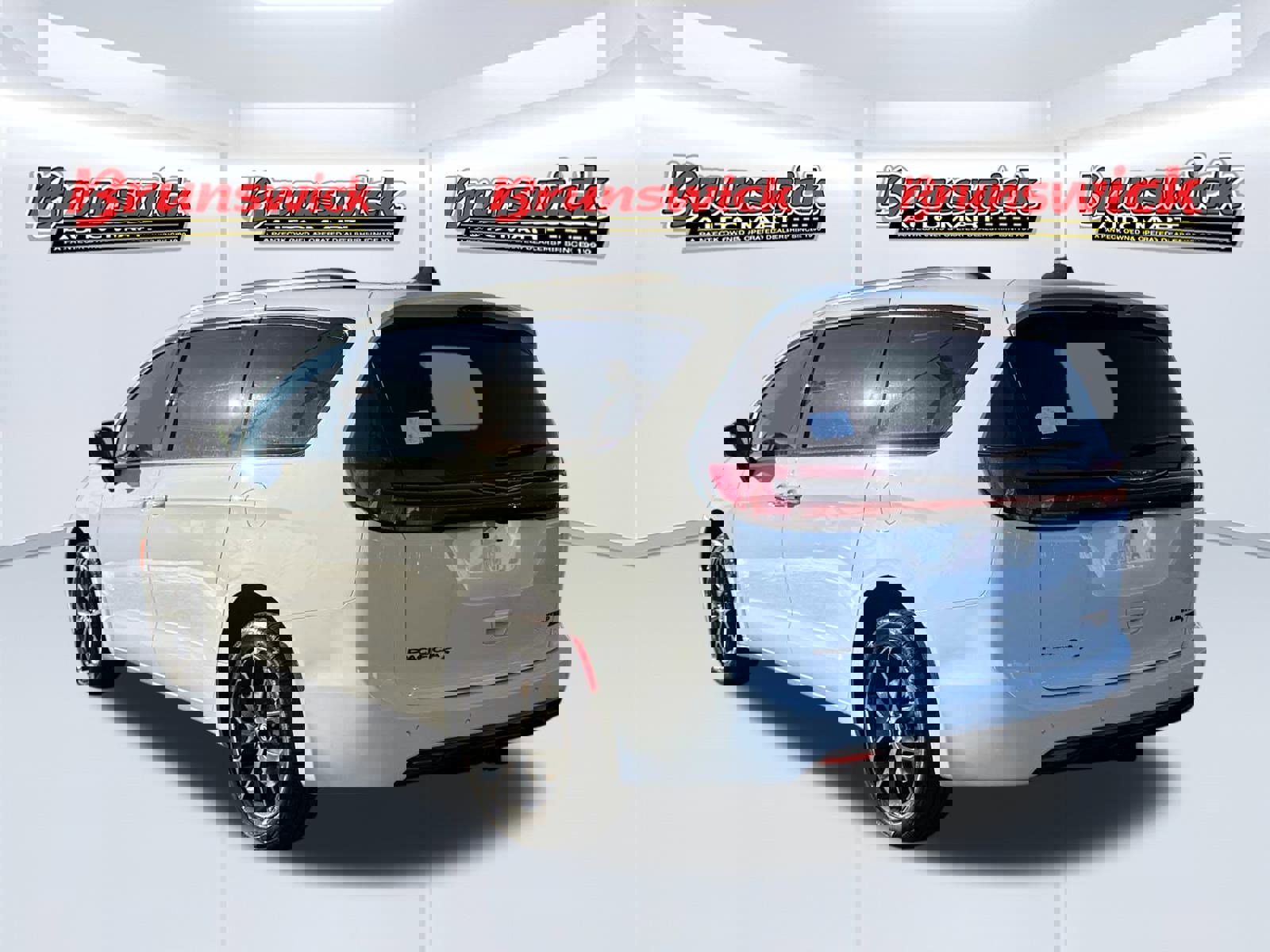 New 2026 Chrysler Pacifica Limited w/ S Appearance Package image 4