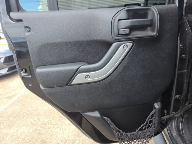 Used 2014 Jeep Wrangler Unlimited Rubicon w/ Connectivity Group AWD/4WD image 22