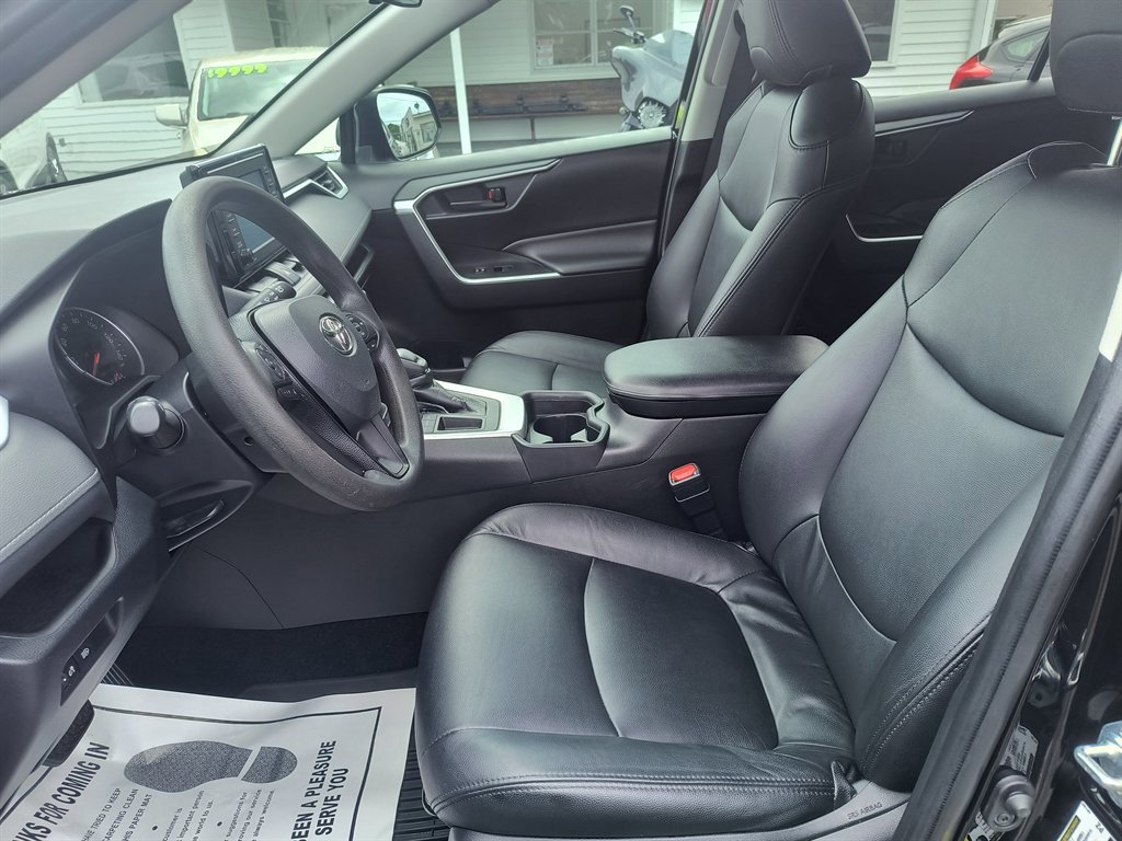Used 2020 Toyota RAV4 LE image 14