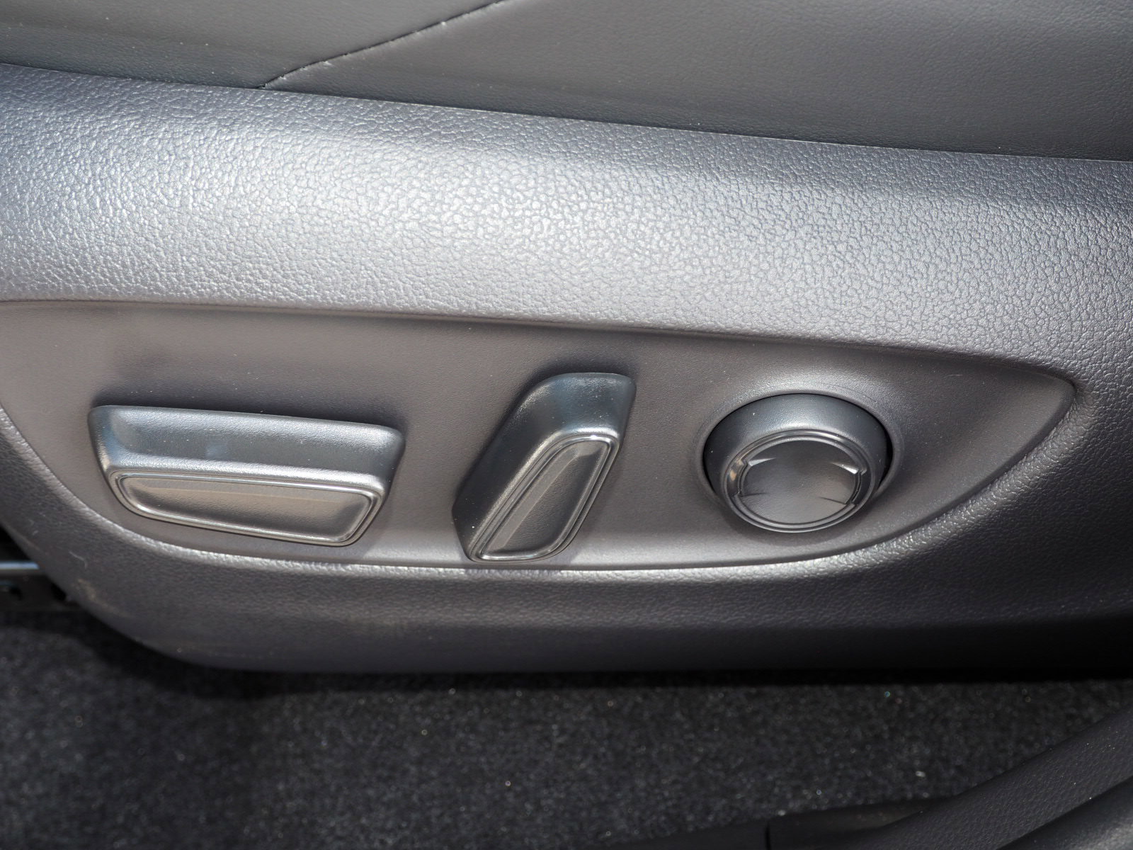 Used 2025 Toyota RAV4 XSE image 30