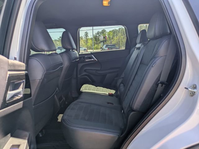 Used 2024 Mitsubishi Outlander SE image 16