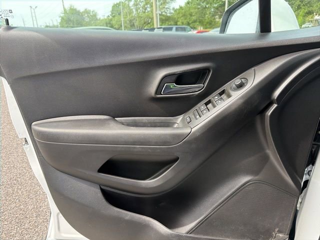 Used 2017 Chevrolet Trax LT AWD/4WD image 9