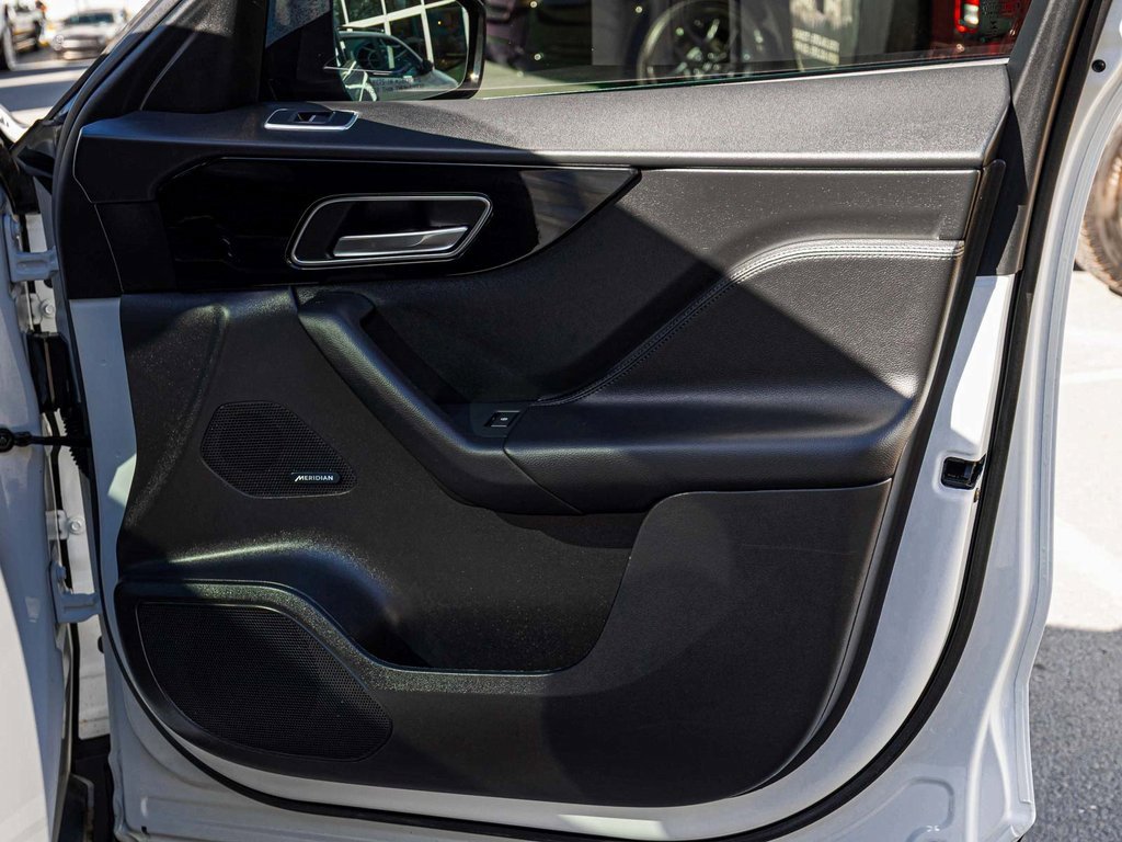 Used 2020 Jaguar F-PACE Premium image 11
