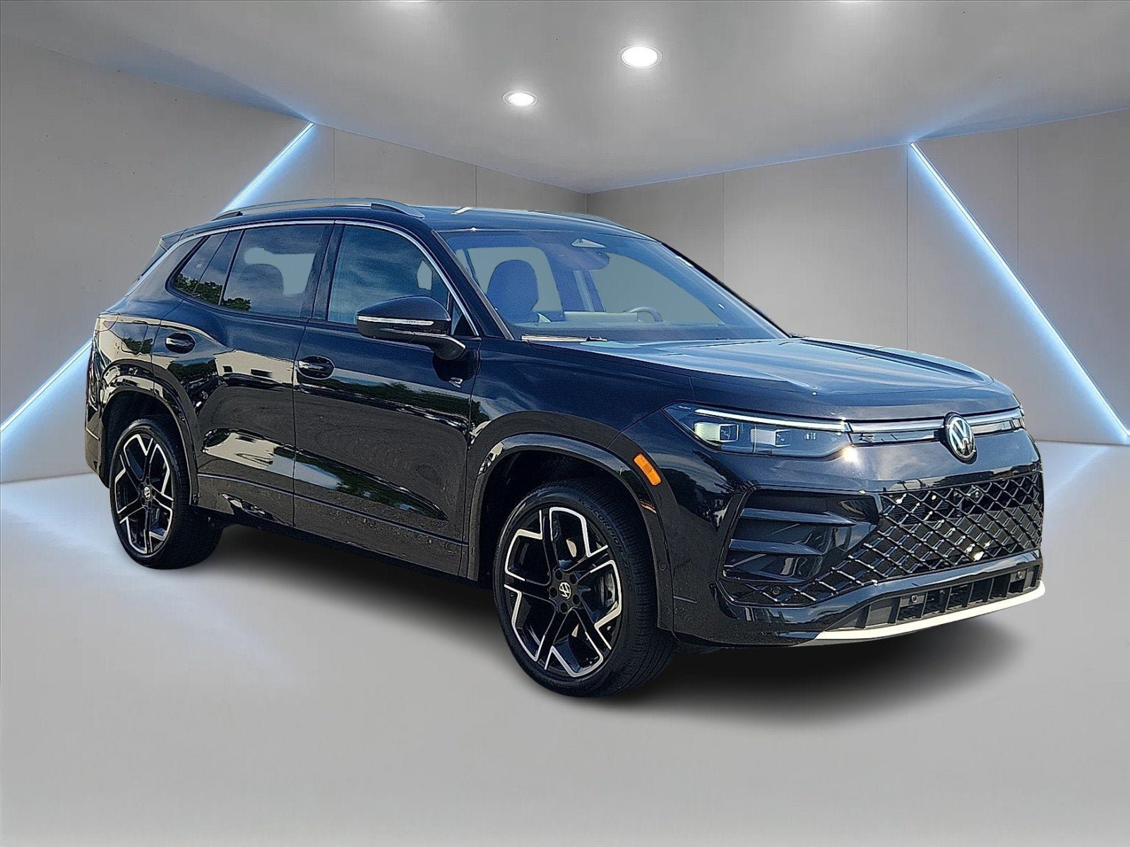 Certified 2025 Volkswagen Tiguan SEL R-Line AWD/4WD image 3
