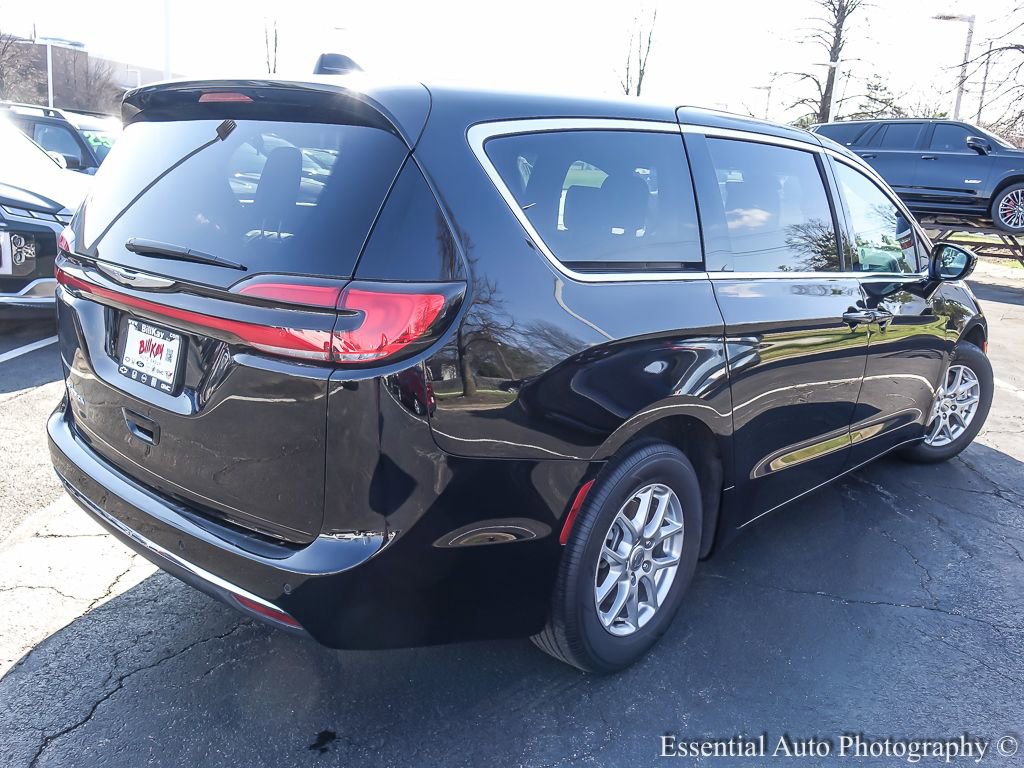 Used 2025 Chrysler Pacifica Select FWD image 12