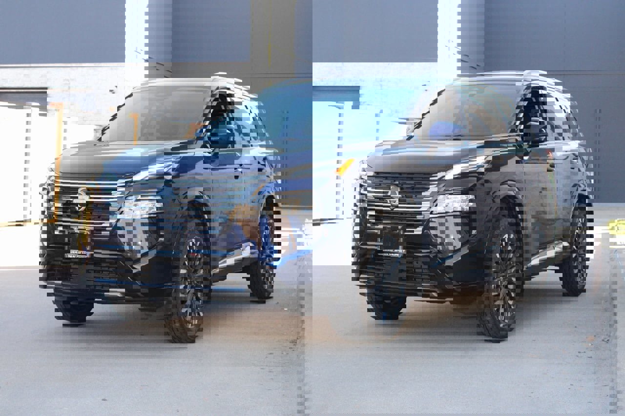 Used 2024 Nissan Rogue Platinum image 2