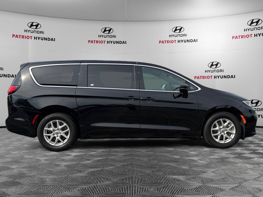 Used 2025 Chrysler Pacifica Select FWD video 2