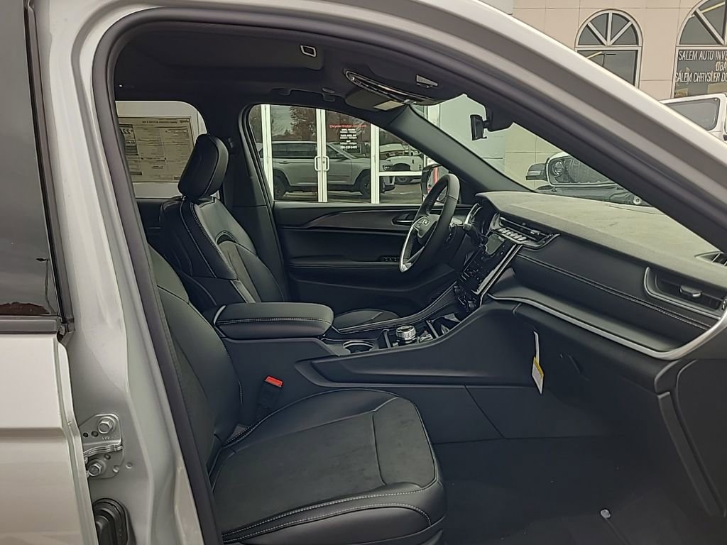 New 2025 Jeep Grand Cherokee 4WD image 37