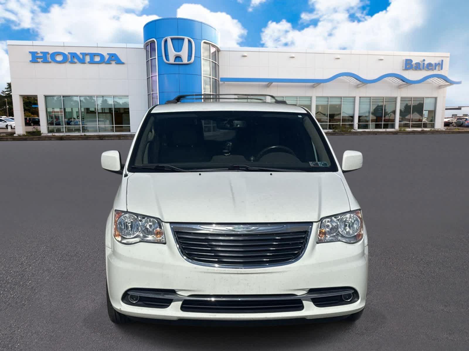Used 2014 Chrysler Town & Country Touring FWD image 8
