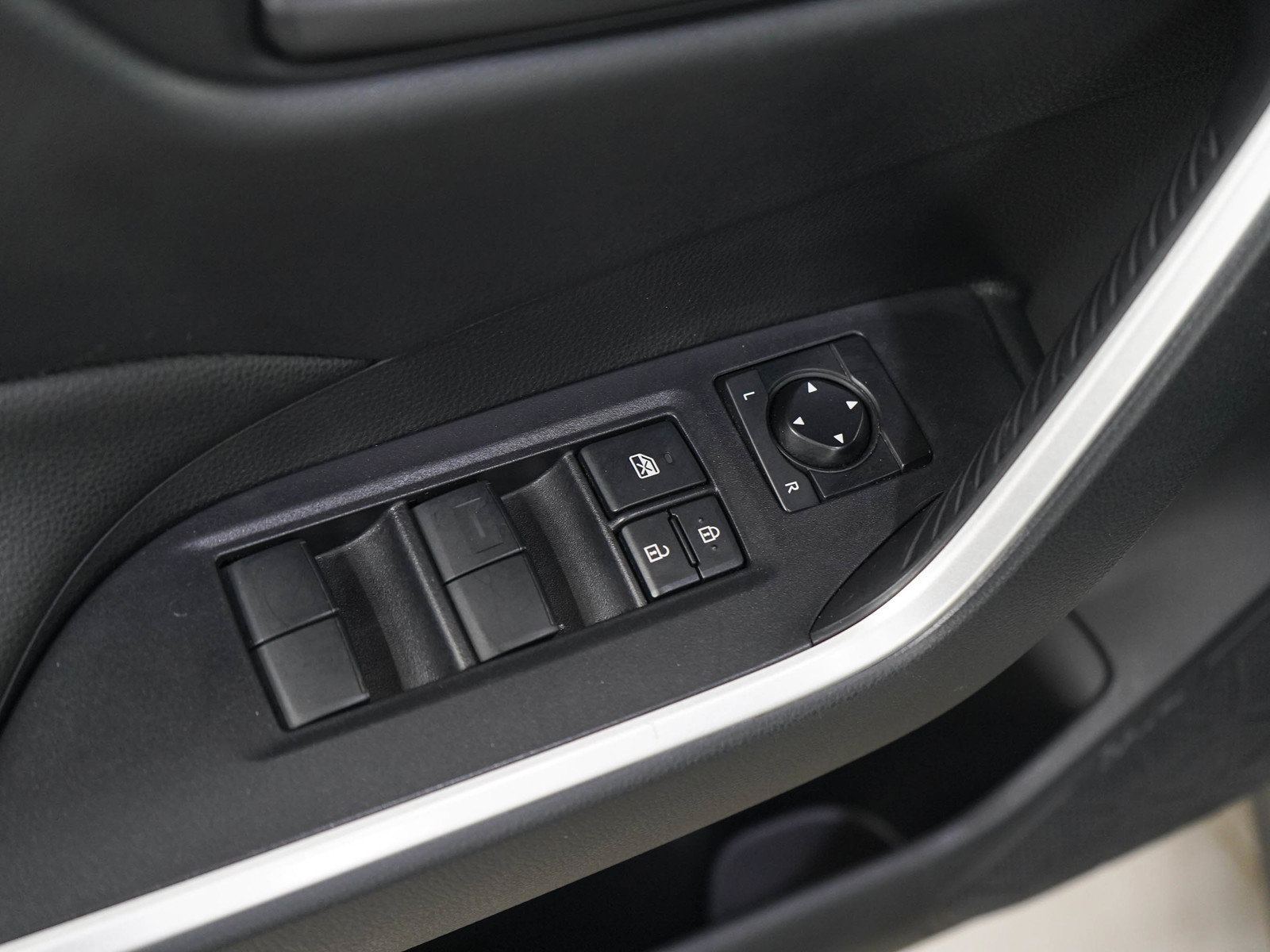 Used 2025 Toyota RAV4 LE AWD/4WD image 19