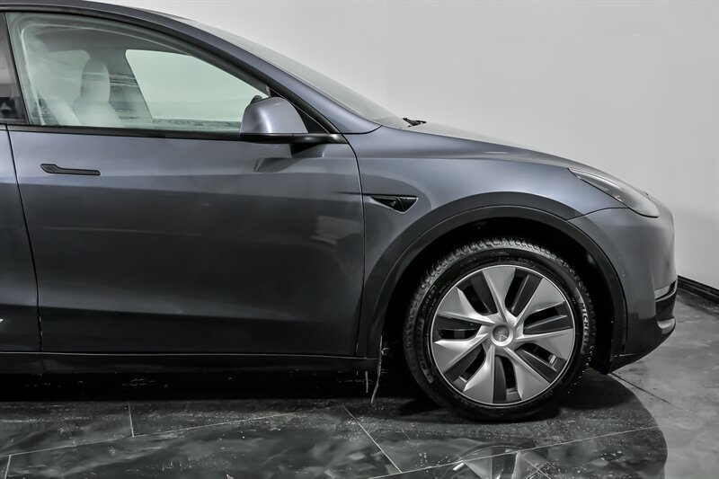 Used 2022 Tesla Model Y Long Range image 12