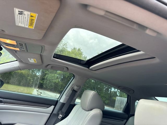 Used 2018 Honda Accord Touring image 3