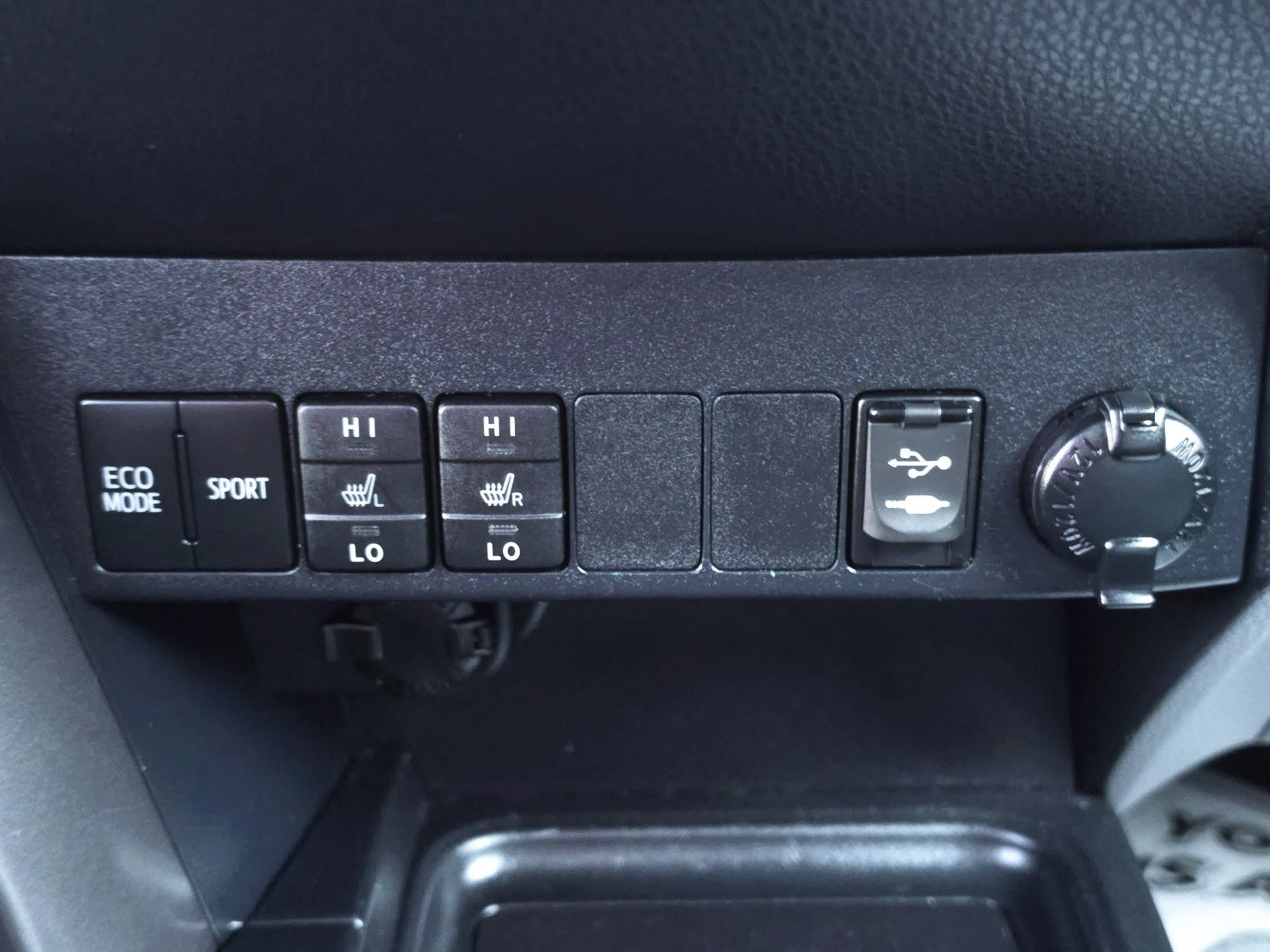 Used 2018 Toyota RAV4 SE FWD image 26