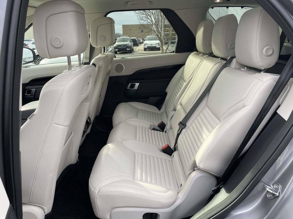 Used 2025 Land Rover Discovery S image 3
