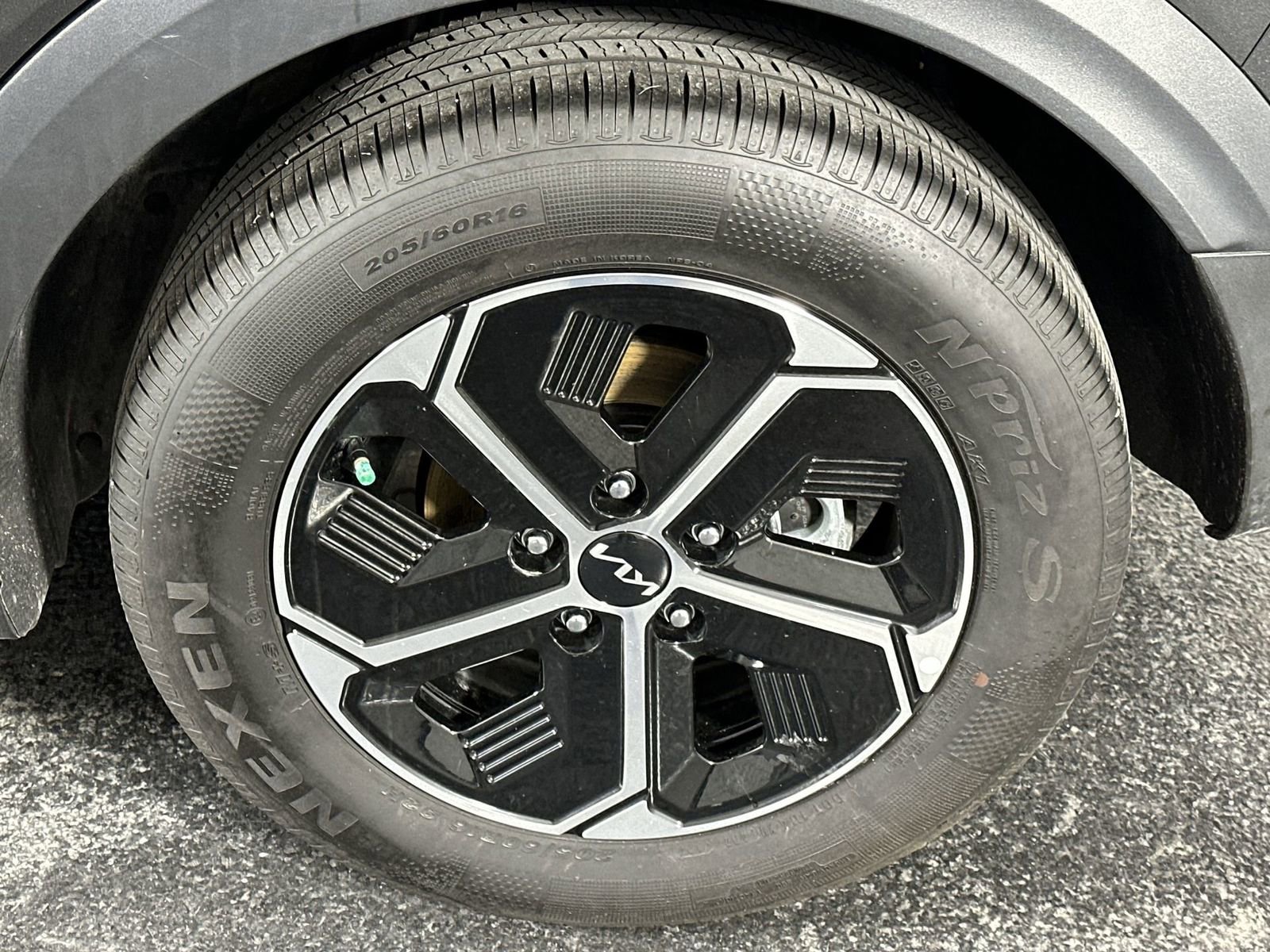 Used 2025 Kia Niro LX image 10