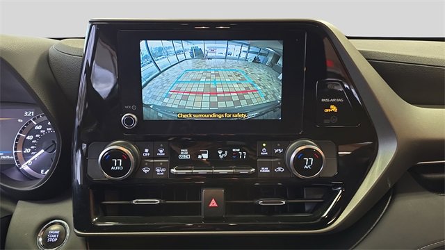 Used 2023 Toyota Highlander L image 19