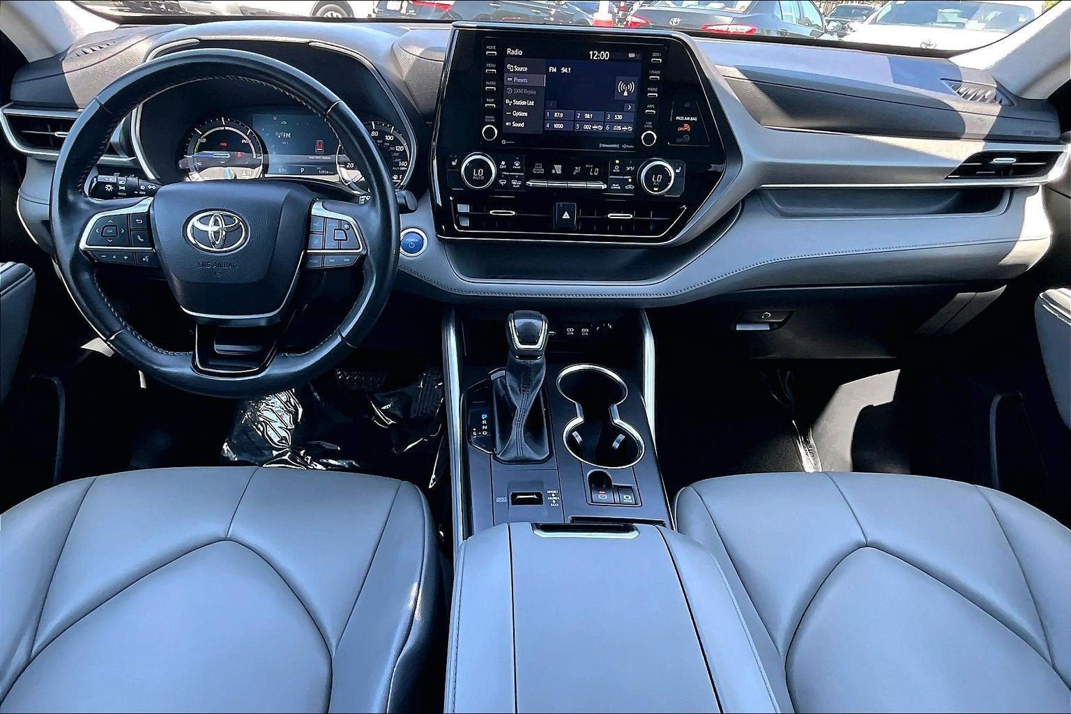 Used 2021 Toyota Highlander XLE AWD/4WD image 14