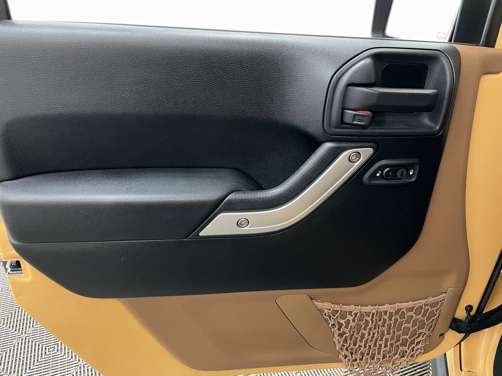 Used 2014 Jeep Wrangler Unlimited Rubicon image 17