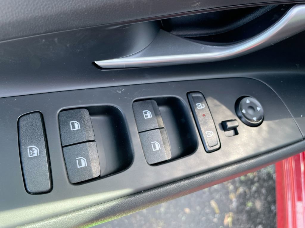 Certified 2025 Hyundai Elantra SE image 40