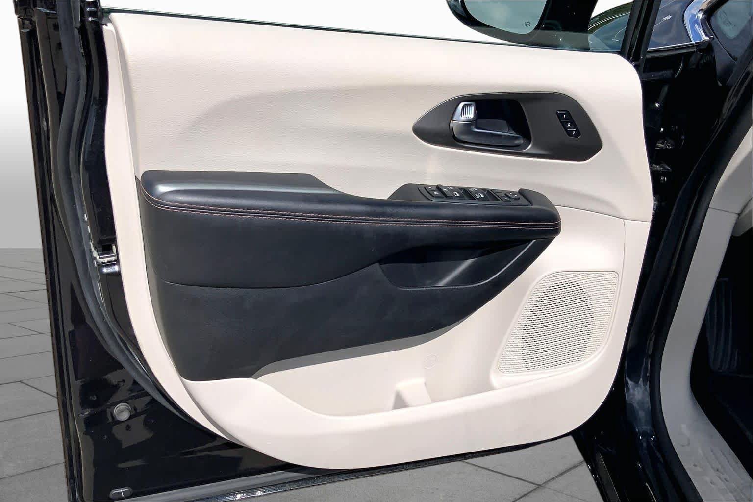 Used 2020 Chrysler Pacifica Touring-L FWD image 20