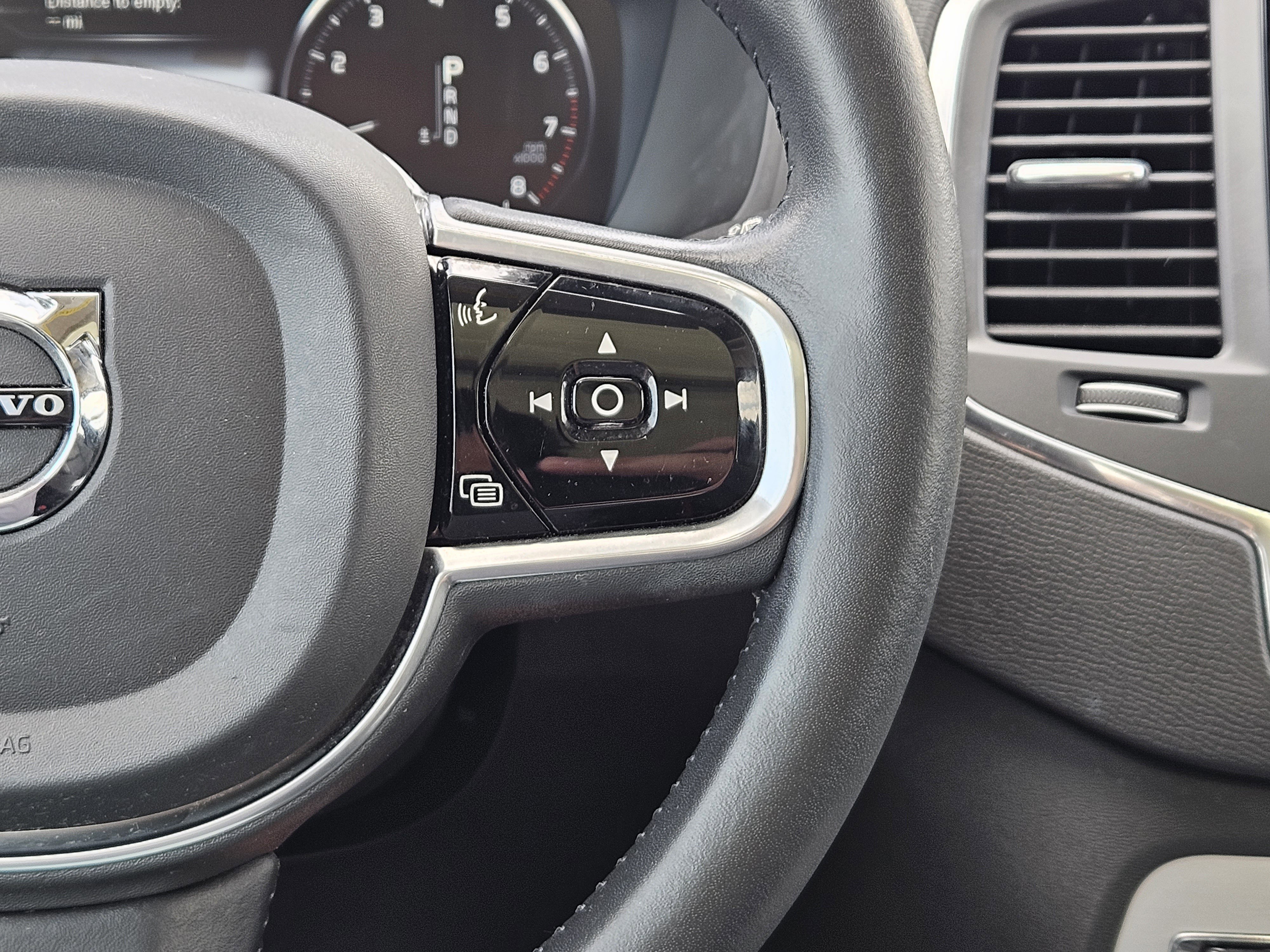 Used 2018 Volvo XC90 T6 Momentum w/ Convenience Package image 39