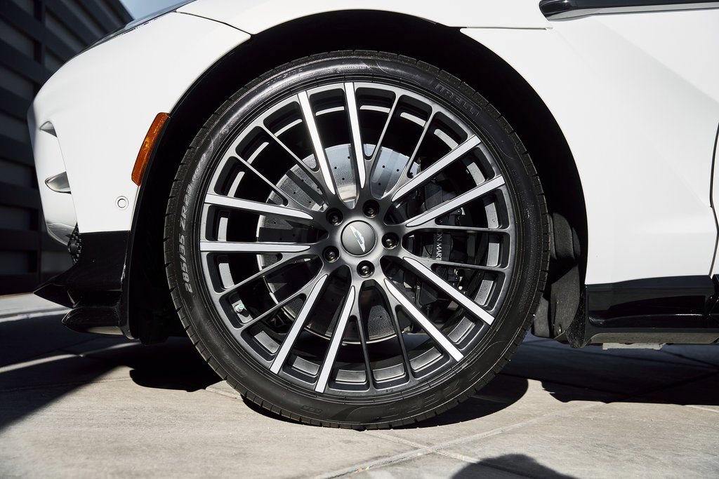 Used 2025 Aston Martin DBX 707 image 3