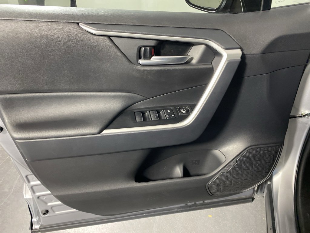 Used 2025 Toyota RAV4 SE image 23