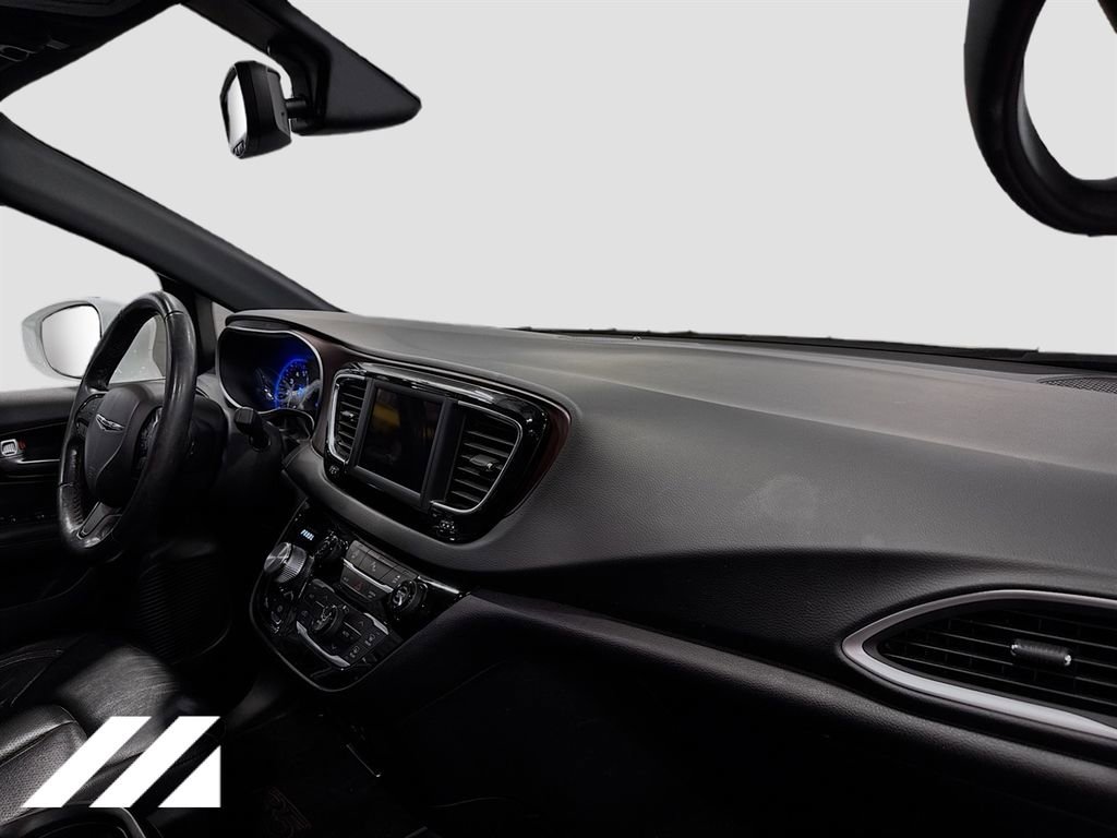 Used 2020 Chrysler Pacifica Touring-L FWD image 31