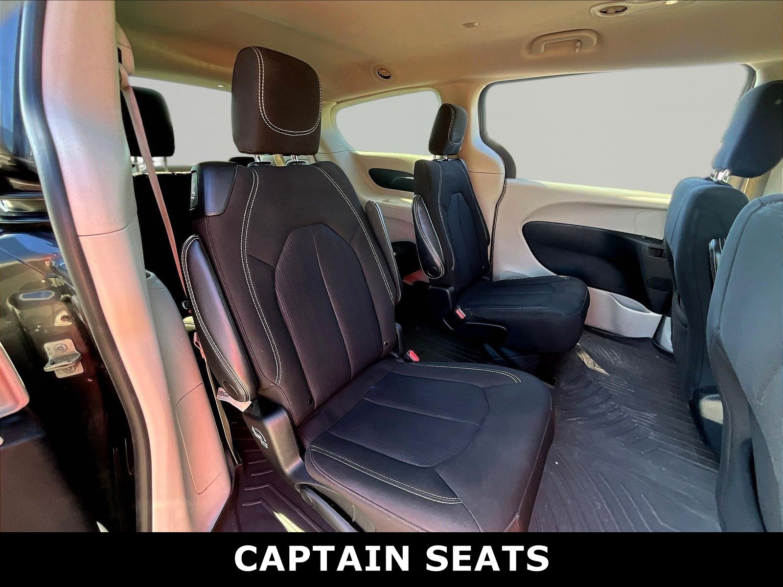Used 2023 Chrysler Voyager LX FWD image 3