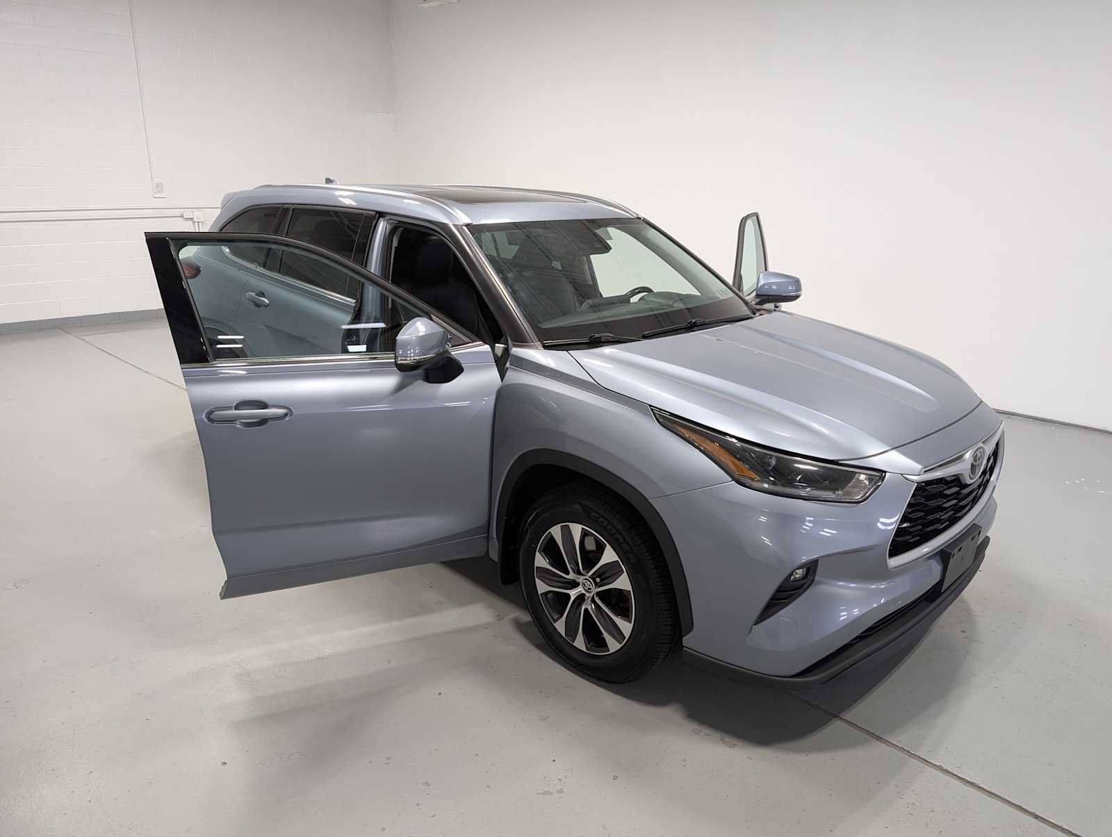 Used 2021 Toyota Highlander XLE AWD/4WD image 16