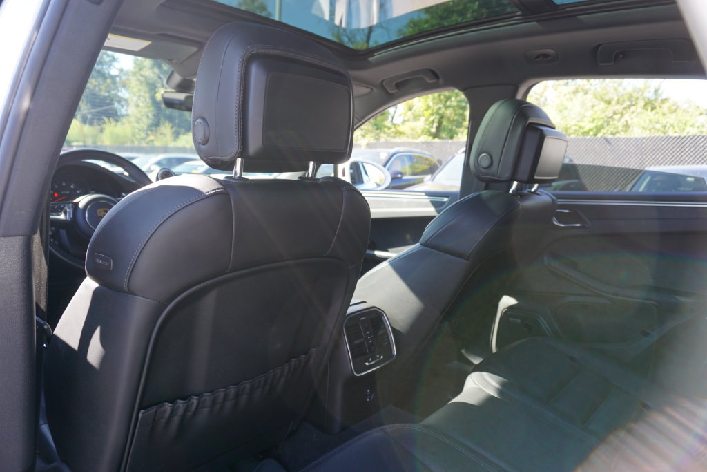Used 2021 Porsche Macan GTS AWD/4WD image 27