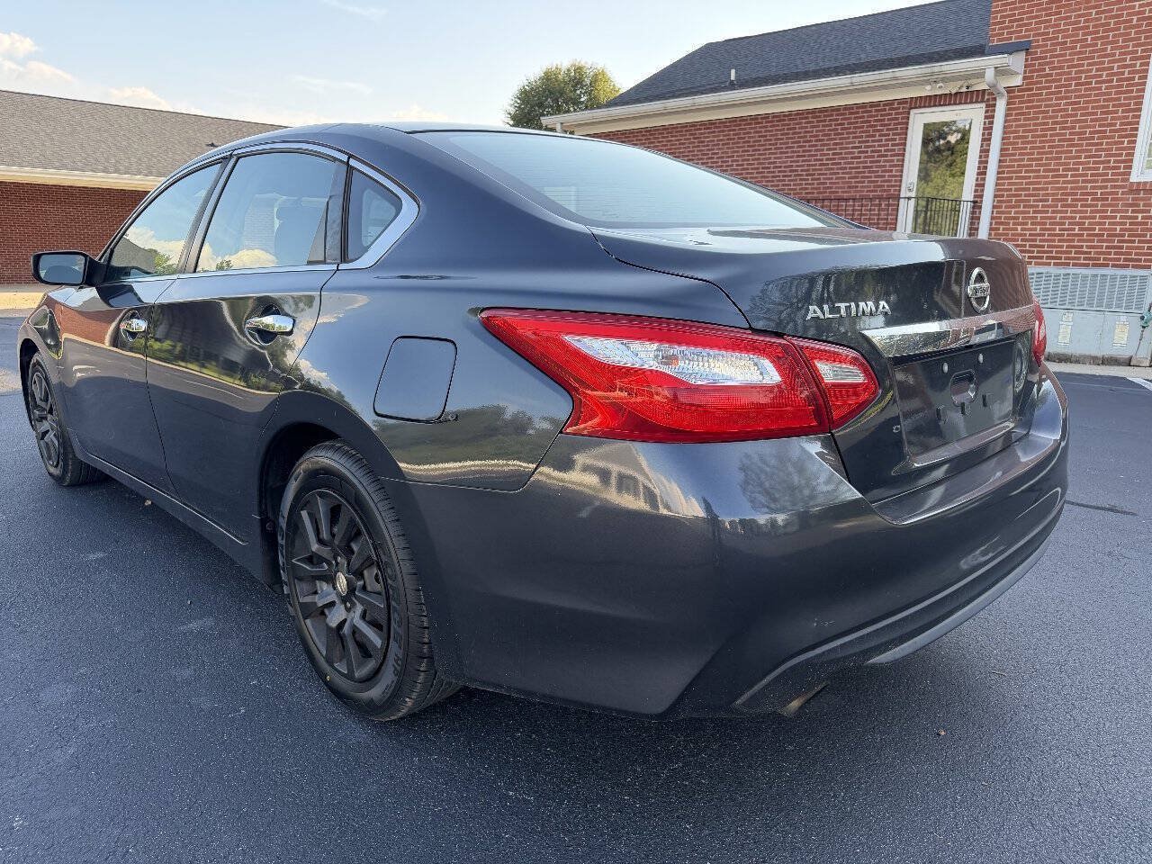 Used 2016 Nissan Altima 2.5 S w/ Power Driver Seat Package FWD image 5