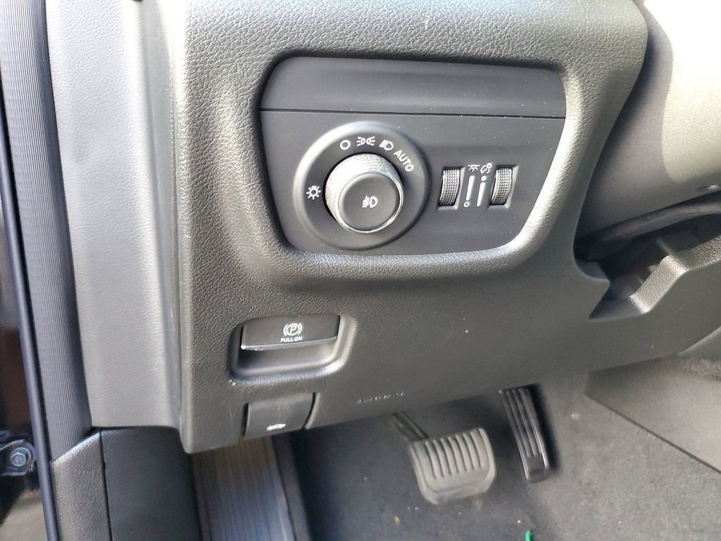 Used 2024 Jeep Grand Cherokee Limited w/ Black Appearance Package image 12