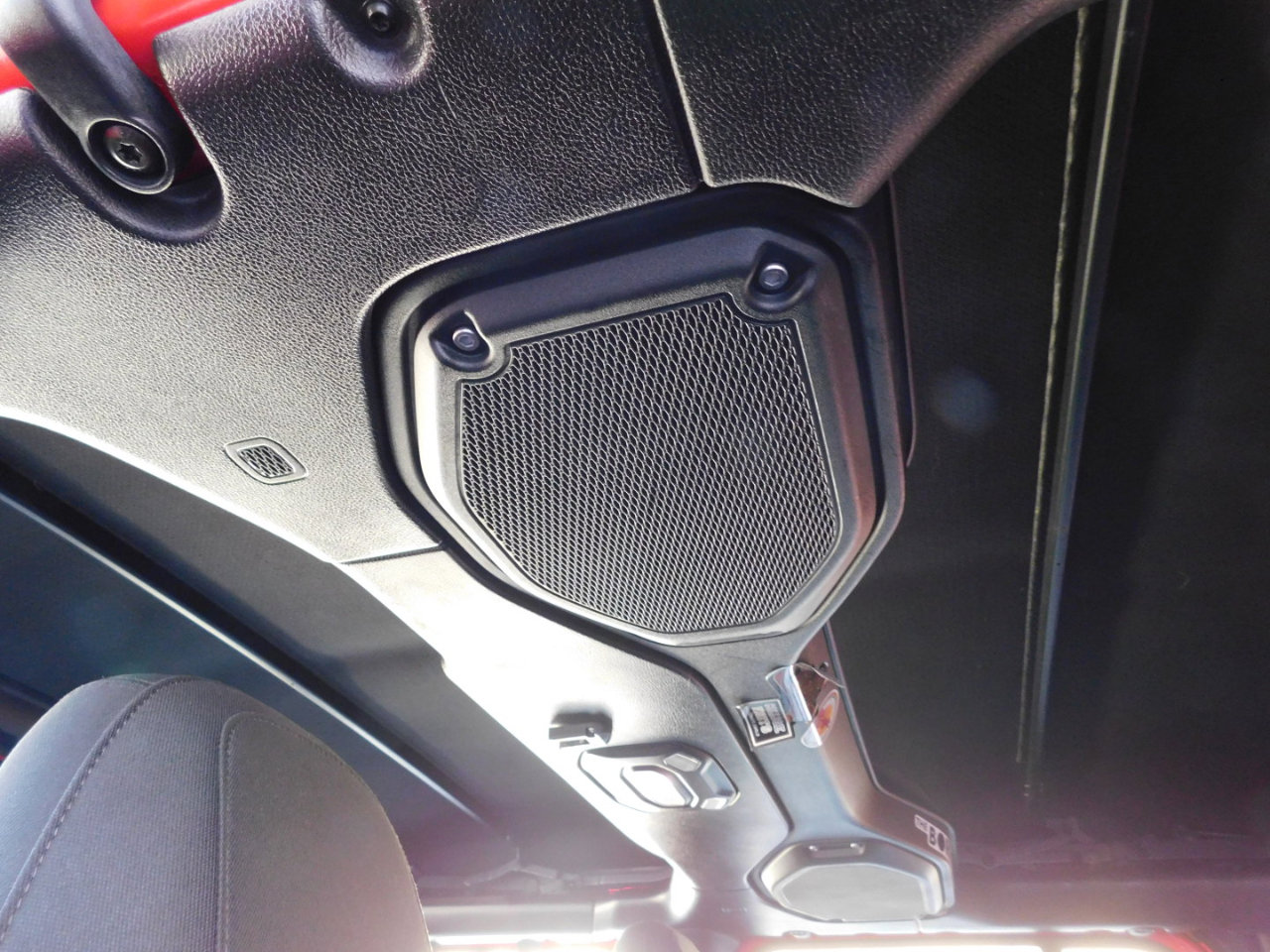 Used 2018 Jeep Wrangler Unlimited Sahara w/ Uconnect 4C Nav & Sound Group image 29