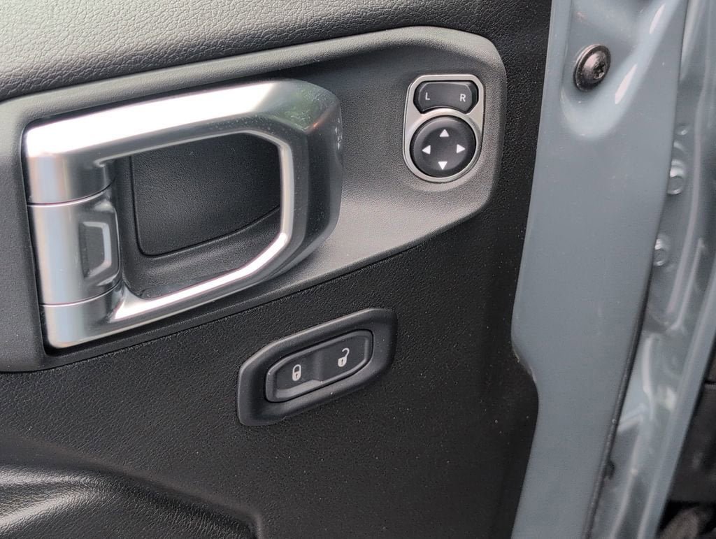 Used 2025 Jeep Gladiator Mojave w/ Convenience Group AWD/4WD image 18