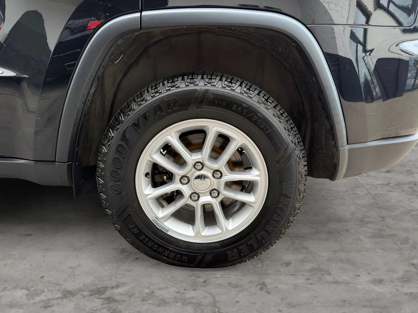 Used 2019 Jeep Grand Cherokee Laredo AWD/4WD image 43