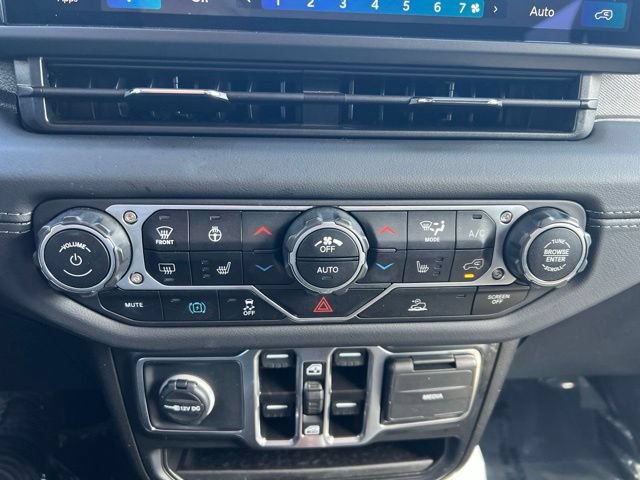Used 2025 Jeep Wrangler Unlimited Sahara AWD/4WD image 13